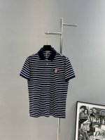 Moncle*R 蒙口经典徽章刺绣短袖polo衫，采用100％棉双面珠地面料，拆解纱线分析，订织蜂窝四角网眼胚布，衣领为双系统提花定织扁机制成，有弹性，不变形，