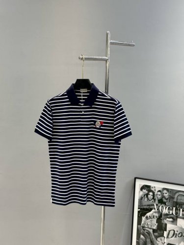Moncle*R 蒙口经典徽章刺绣短袖polo衫，采用100％棉双面珠地面料，拆解纱线分析，订织蜂窝四角网眼胚布，衣领为双系统提花定织扁机制成，有弹性，不变形，