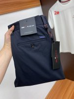 Kiton 2025新款休闲西裤！意大利高端品牌 官网同步发售进口定制高端定制麻棉面料，触感柔软透气 三标齐全 细节无可挑剔，上身效果超棒，完美兼具商务与休闲风