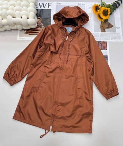 prada2025新款连帽绞花绳冲锋长外套 定制Yb进口环保尼龙材质 透气舒适 质感十足 连帽长款外套版型 大身通体素色 袖口松紧贴合身型 帽领下摆抽绳调节更轻