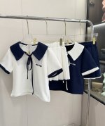 品名：Mium*U 撞色娃娃领系带短袖百褶裙套装 尺码：S.M.L 颜色：白色 藏青色 狠温柔很清纯的一套娃娃领＋百褶裙～穿上有种Cd里面的回忆感，蛮日常的小精