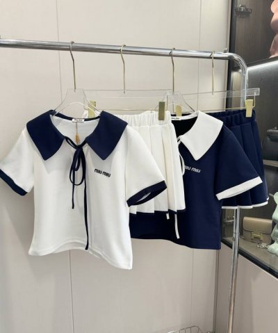 品名：Mium*U 撞色娃娃领系带短袖百褶裙套装 尺码：S.M.L 颜色：白色 藏青色 狠温柔很清纯的一套娃娃领＋百褶裙～穿上有种Cd里面的回忆感，蛮日常的小精