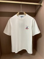 prada 2025新款 圆领 短袖 T恤 高端版本！专柜定制面料 透气舒适度高，细节无可挑剔，品牌元素设计理念，体现高品质。手感细腻柔软！呈现休闲裁剪，上身版