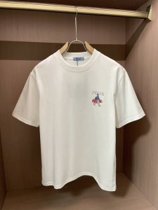 prada 2025新款 圆领 短袖 T恤 高端版本！专柜定制面料 透气舒适度高，细节无可挑剔，品牌元素设计理念，体现高品质。手感细腻柔软！呈现休闲裁剪，上身版