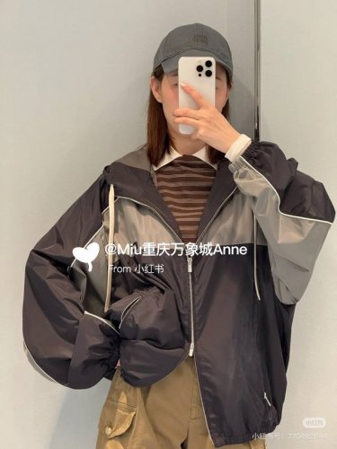 Miumi* 25Ss早春新款 学院风尼龙夹克外套。原版开发！高版出品！寻找童年作为绝对真理的象征 丝绸般的尼龙材质 运动服夹克剪裁、品牌打造呈现多种男性和女性