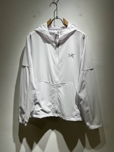 Arcter*X始*祖鸟 2025春夏新款男女同款防晒衣夹克外套，户外品牌可能大家第一想到的就是加拿大鹅、始祖鸟。给人一种标签试的感觉！除了在款式设计上颇有造诣
