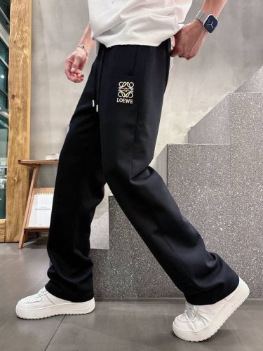 loewe 2025夏季新款铜氨丝莫代尔空气层休闲卫裤，裤身上刺绣标志性品牌标识，客供定制品牌刻印五金配件，彰显品牌格调，100%进口面料精心打造，柔软舒适透气