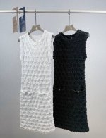 小香 钩花无袖连衣裙 86%棉，14%尼龙丝 棉面料具有良好的吸湿性和柔软触感，尼龙增加衣物耐磨性，延长衣物使用性能 可搭配同款外套穿搭，山茶花菱格编织纹工艺。