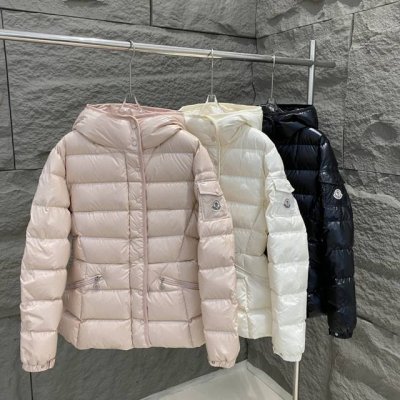 顶级外贸 Moncler盟可睐Barante女士短款连帽羽绒收腰外套 巨显瘦收腰款羽绒服，采用尼龙油蜡皮微皱工艺 使整件衣服效果彰显高级感的同时又洋气好打理 ，