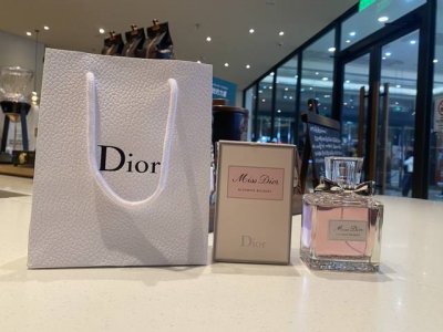 80包邮 配专柜手袋！Dior花样甜心100Ml。Dior 迪奥小姐花漾甜心香水，初恋的味道，任何人都抗拒不了的甜蜜味道。因为它代表的每一个女孩心里都有座花园，