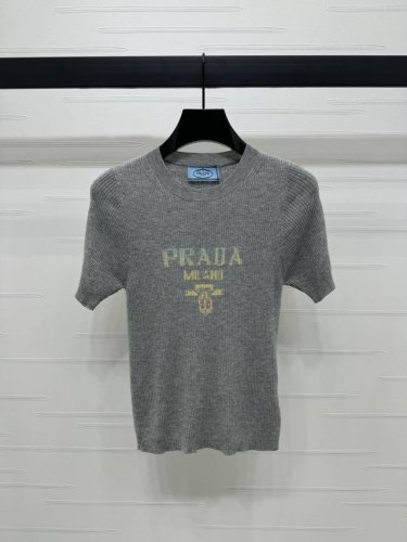 上新原单高端品质 Prad* 2025春夏最新系列！渐变字母针织短袖！定制Yb羊毛纱线织造 细腻肌理 柔软舒适 胸前渐变字母Logo提花质感更显份量 圆领针织短