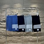 独家版本！专注高品质！三标齐全！ Thom Browne 汤姆.布朗.春夏经典四条纹抽绳针织休闲裤卫裤 Thombrowne Tb 经典色织短裤！ 这款短裤的面