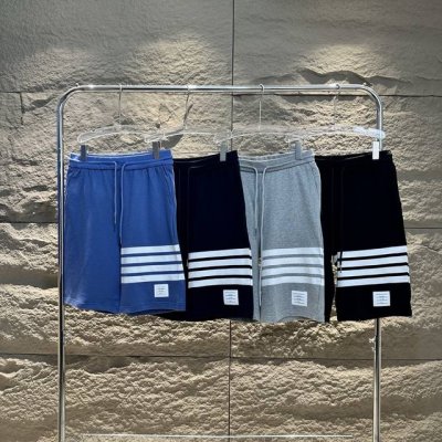 独家版本！专注高品质！三标齐全！ Thom Browne 汤姆.布朗.春夏经典四条纹抽绳针织休闲裤卫裤 Thombrowne Tb 经典色织短裤！ 这款短裤的面