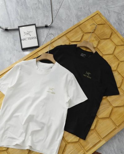 Arc'teryx 始祖鸟全压胶透气速干休闲短袖 面料采用舒弹棉 柔软 丝滑 清香 排汗 速干 清爽舒适 良好的抗皱性和保型性，能让衣物保持较好的形状和外观，不