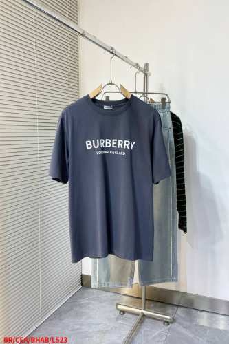 L523 Brburberry 2025Ss春夏新款墨蓝字母经典圆领短袖T恤，深邃墨蓝铺陈低调气场，此款短袖以简约轮廓勾勒百搭哲学。前胸”Burberry Lo