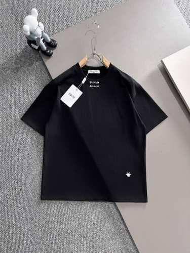 Dior迪奥* 2025春夏款上新 原高版本 迪奥 小蜜蜂限定 面料采用270克高密度纯棉 不变形 不缩水 工艺介绍：双线走位 前幅领口采用重工刺绣＋左下幅经典