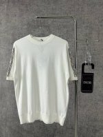 dior迪奥2025新款字母织带提花针织衫圆领短袖T恤男女同款 迪奥这款白色针织半袖采用优质羊毛混纺面料，袖部饰有经典Oblique图案，简约中透露奢华感。无论