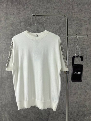 dior迪奥2025新款字母织带提花针织衫圆领短袖T恤男女同款 迪奥这款白色针织半袖采用优质羊毛混纺面料，袖部饰有经典Oblique图案，简约中透露奢华感。无论