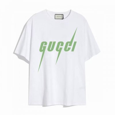 Gucci新款闪电字母短袖T恤,设计看起来满满的高街范儿 版型剪裁特别有讲究 上身很洋气显瘦内搭外穿都看高密针织圆领设计 平整简约 亲肤透爽 T恤面料的柔软性舒