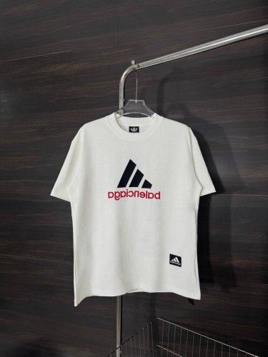 款号：He240 阿迪Adidas-巴黎Balenciaga联名双面刺绣圆领短袖 面料采用280克双股双纱纯棉面料，手感舒适柔软，上身舒适透气，领口采用同缸同色