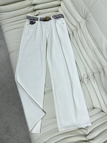 D家时髦高级牛仔长裤 配腰带！上身藏肉又显瘦 任何腿型都能轻松驾驭 洗水工艺打造出层次感 秋冬搭配时髦又潮流 定制牛仔面料 高品质 尺码Sml