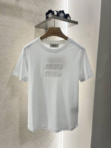 Miumi*2025新品上架 钉珠刺绣字母 定制Yb丝光全棉材质 弹力舒适 透气好穿 圆领短袖裁剪 凸显品牌格调 面料柔软带有弹力 呈现显瘦视觉效果 通体细腻肌