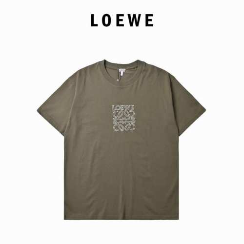 Loewe 罗意威 Anagram刺绣短袖T恤 颜色：灰色、牛油果绿 定制鎏光碳素棉细腻柔软舒适贴肤胸前饰有双色黄蓝交织Anagram刺绣，采用进口机刺绣工艺使