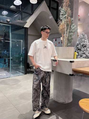 25Ss 巴黎滑雪限量版新款圆领短袖T恤 选用330克双纱平织棉面料打造 前后3D立体印花工艺 螺纹针织领口 男女同款 码数 S-2Xl 颜色 黑 白两色 尺码