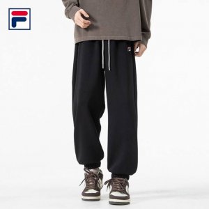 上新 P150【 Fila斐乐 2025春秋高品质立体宽松束脚休闲裤】 ◆采用健康舒适免烫面料，立体裁剪，宽松休闲版型，上身潮流有型，重工制作，手感柔软，不掉色