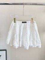 品名：Mium*U 徽标法式芭蕾风蕾丝拼接松紧腰蓬蓬短裙 尺码：S.M.L 颜色：白色 今年巨火的蛋糕小白裙，穿搭出现频率很高的单品，万能小裙子就是Yyds，搭