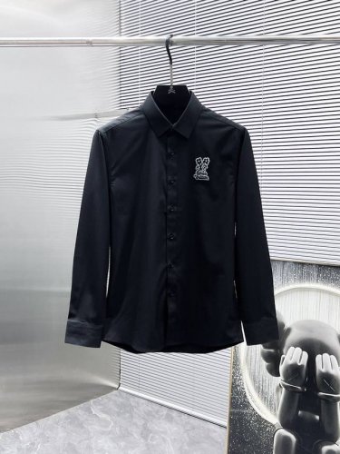 路易威登 Lv Ss新款长袖 衬衫 衬衣，高端版本！专柜定制面料 透气舒适度高，细节无可挑剔，品牌元素设计理念，体现高品质。手感细腻柔软！呈现休闲裁剪，上身版型