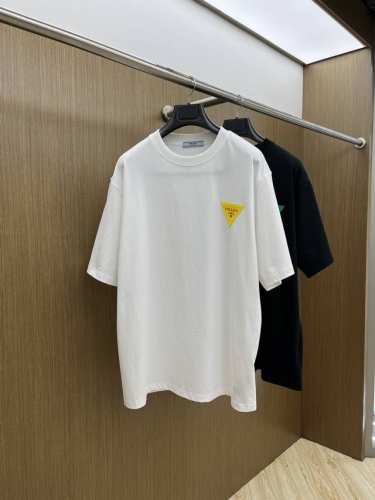 新款 Pd 2540Fw春夏新品圆领打底外穿T恤，立体感Logo微廓形半袖活性纯棉打底T恤，棉，手感面糯有骨感，柔而有韧性。工艺处理，韧性和抗皱性能得到大幅度提
