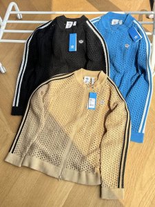 供 Adidas Originals X Clot Fw24 柔软舒适网状镂空 无领针织衫男女同款 蓝色 黑色 棕色 S~Xl 得物在售1000，原版镂空针织面