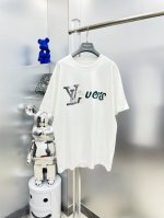 lv 路易 2025夏季新款手绘字母印花Logo短袖Tee 专柜同步有售，原单狠货，时尚 进口原版科技面料，上身舒适透气，原版定制五金辅料，上身帅气有型，三标齐