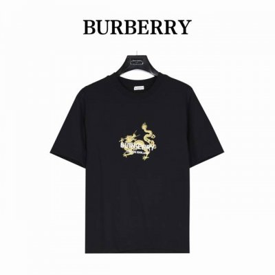 Burberry 巴宝莉 龙年限定 龙图案烫金及Logo刺绣短袖T恤 为庆祝龙年新春的到来，品牌呈现一系列色彩靓丽的甄选成衣和配饰， 并饰有各种充满怀旧意味的龙
