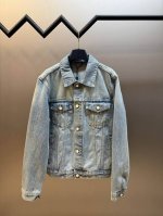 Lv 卡车 牛仔夹克外套 本款卡车夹克为砂洗日本丹宁布，勾勒醒目明线，珠光纽扣点睛考究细节，标识铭纹珠光纽扣配有做旧底座，胸袋 Lv 标识刺绣和后部正绒面革 L
