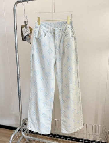 价格P： 品名：1V 心水蓝满印提花Logo直筒牛仔裤 尺码：S.M.L 颜色：奶蓝色 本期最爱的牛仔裤简直绝了，随便一穿甜酷少女感，满印老花真的好酷，回头率好