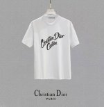 Dior 迪奥、25Ss高版本胸贴印花Logo圆领短袖T恤。面料采用定制280G支双股精棉平纹高密无尘全棉布料，Os版型宽松慵懒百搭，轻奢大气，众多明星博主试穿