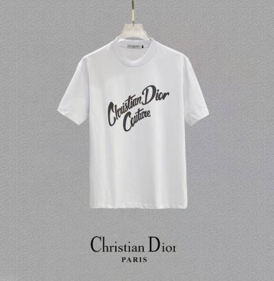 Dior 迪奥、25Ss高版本胸贴印花Logo圆领短袖T恤。面料采用定制280G支双股精棉平纹高密无尘全棉布料，Os版型宽松慵懒百搭，轻奢大气，众多明星博主试穿
