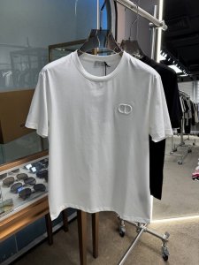 dior 2025春夏新品立体刺绣Cd短袖T恤；定制专属柜台同步面料，胸前由Cd组合立体刺绣工艺，3D浮雕式刺绣，万年经典的一款非常不可多的短袖T恤，不过时的经