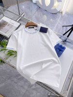 lv 新品上市时尚经典圆领短袖时尚单品设计，更加时尚舒适，高标准定制，上身非常有型，螺纹刺绣工艺， 客供辅料，客供进口高档面料质感非常细腻，细节工艺精湛考究，塑