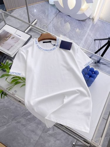 lv 新品上市时尚经典圆领短袖时尚单品设计，更加时尚舒适，高标准定制，上身非常有型，螺纹刺绣工艺， 客供辅料，客供进口高档面料质感非常细腻，细节工艺精湛考究，塑
