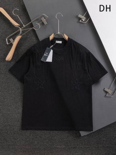 dior 迪奥 Cd 微宽版版型 S-Xl Cd 25Ss 新品官网同步发售 胸前简约字母拼接双肩花纹五角星 刺绣Logo图案 作为奢侈界的龙头，D家可谓是当之