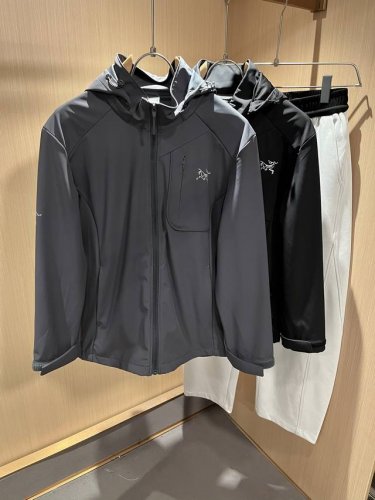 arcter*X始*祖鸟 2025春夏新款男女同款夹克外套，户外品牌可能大家第一想到的就是加拿大鹅、始祖鸟。给人一种标签试的感觉！除了在款式设计上颇有造诣之外，