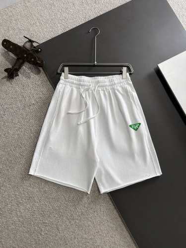 隔天出货 高品质 Prada 普拉达 2025春夏新款松紧带休闲净色宽松短裤，裤脚下摆二本针锁边，针脚细密牢固，专柜定制面料 透气舒适度高，细节无可挑剔，品牌元