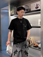 普拉达 2025春夏新款男女同款短袖T恤 定制专属纯棉面料 定制原版工艺螺纹 胸前重工字母Logo工艺设计 简约大方 从容百搭 档次极高 完美融入时尚还有风情感