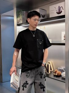 普拉达 2025春夏新款男女同款短袖T恤 定制专属纯棉面料 定制原版工艺螺纹 胸前重工字母Logo工艺设计 简约大方 从容百搭 档次极高 完美融入时尚还有风情感