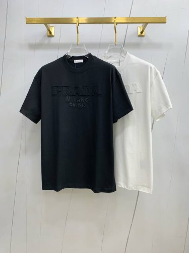 普拉达2025新款原单男士休闲打底短袖T恤！高端定制 高版本 时尚百搭爆款宽松版型原版进口420克双股纯棉面料 螺纹袖口.领口衣摆 手感超柔软细腻 穿着亲肤舒适