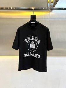 普拉达 2025春夏全新系列单品上线 非常时髦前卫的一款男短袖T恤 三标齐全 醒目的Logo图案修饰 区别于以往的不同 宣示品牌传承多年的设计理念 其吸睛度完全
