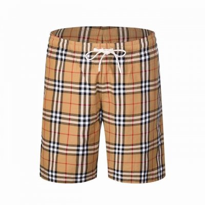 Burberry 巴宝莉 经典大格子短裤 这款短裤采用薄款设计，无需担心闷热或出汗，轻盈自然。经典的格子图案在阳光下更显出夏日感，使您瞬间成为海滩的焦点。 后口